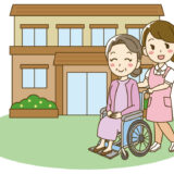 介護施設の介護士と車椅子の高齢者女性